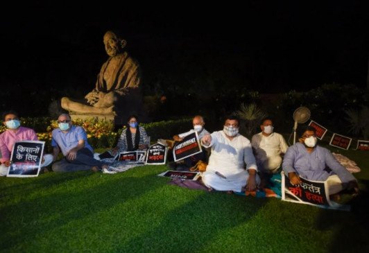 protest:-पूरी-रात-संसद-परिसर-में-धरना-देंगे-8-सांसद,-18-विपक्षी-पार्टियों-की-राष्ट्रपति-को-चिट्ठी,-कृषि-बिलों-पर-साइन-न-करने-की-अपील-की protest:-पूरी-रात-संसद-परिसर-में-धरना-देंगे-8-सांसद,-18-विपक्षी-पार्टियों-की-राष्ट्रपति-को-चिट्ठी,-कृषि-बिलों-पर-साइन-न-करने-की-अपील-की